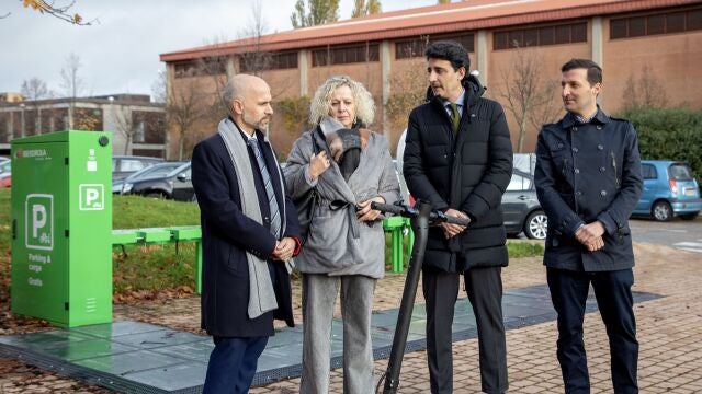 La Universidad de Salamanca e Iberdrola inauguran la instalación de aparcamientos, custodia y recarga de patinetes eléctricos en el Campus Unamuno
