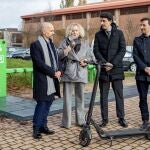 La Universidad de Salamanca e Iberdrola inauguran la instalación de aparcamientos, custodia y recarga de patinetes eléctricos en el Campus Unamuno