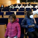 GRAFCAT4207. BARCELONA (ESPAÑA), 15/12/2022.- Diama, de 11 años, (d) ya no sufre dolores extremos y constantes ingresos gracias a Sokuma (i), una hermana que nació tras un proceso de selección genética y que la ha "curado" de la anemia falciforme, una grave enfermedad hereditaria, mediante un trasplante de médula osea. En la imagen las hermanas durante la presentación de este complejo procedimiento realizado conjuntamente por el Hospital de Sant Pau y la Fundación Puigvert.EFE/Alejandro García