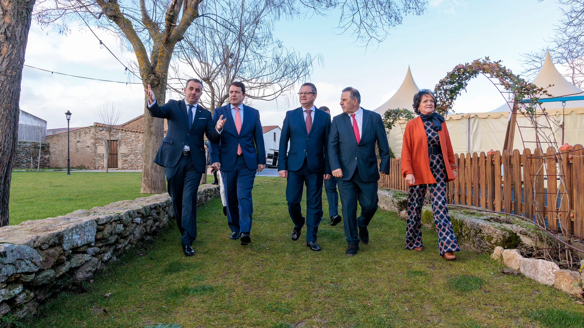 El presidente de la Junta de Castilla y León, Alfonso Fernández Mañueco, clausura la Jornada de la Cooperativa Dehesa Grande, junto al consejero Gerardo Dueñas, entre otros