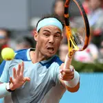 El tenista Rafa Nadal jugando contra Miomir Kecmanovic en el Mutua Madrid Open, a 04 de mayo de 2022, en Madrid (España).