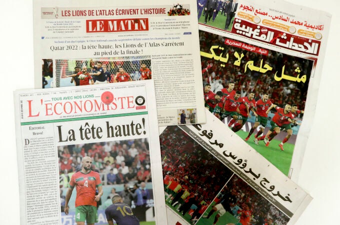 Vista de las portadas de la prensa marroquí este jueves en Rabat tras la eliminación de la selección de Marruecos tras perder ayer por 2-0 ante la selección francesa en las semifinales de la Copa del Mundo de fútbol.