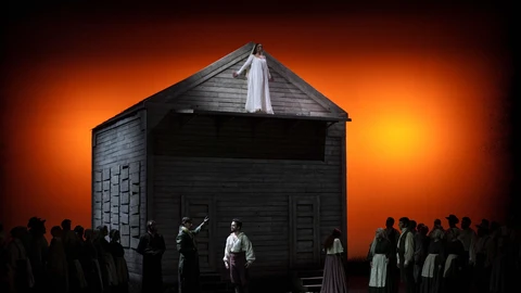 Arriba la soprano Nadine Sierra (Amina), abajo: Roberto Tagliavini (El conde Rodolfo), Xabier Anduaga (Elvino), Rocío Pérez (Lisa) y el coro titular del Teatro Real y bailarines durante el ensayo general con el primer reparto de "La Sonnanbula", de Vincenzo Bellini