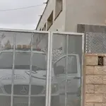 Un vehículo de la funeraria en la entrada del cuartel de la Guardia Civil, donde una mujer, agente del cuerpo, ha matado a sus dos hijas