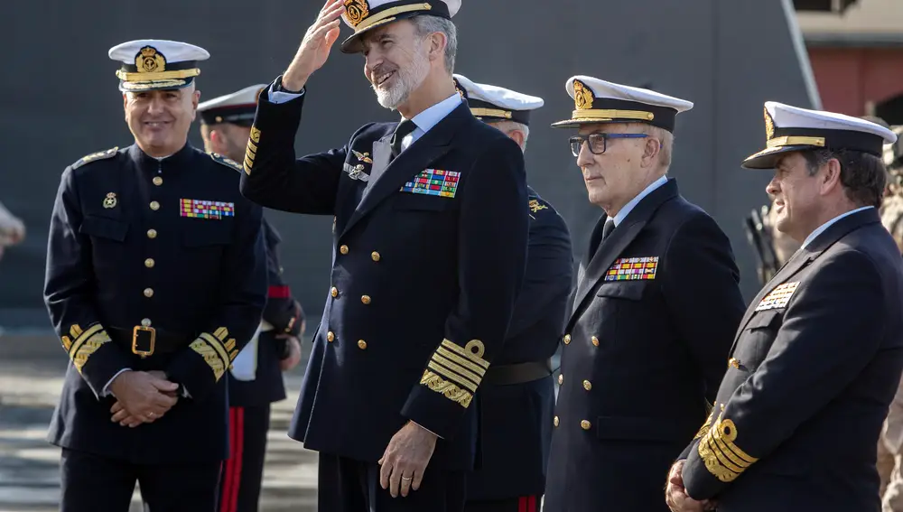 El rey Felipe VI, durante su visita a las instalaciones del Tercio de Armada (TEAR) y del Tercio Sur (TERSUR) de la Fuerza de Protección, ambas bajo la dependencia de la Fuerza de Infantería de Marina hoy en San Fernando (Cádiz)
