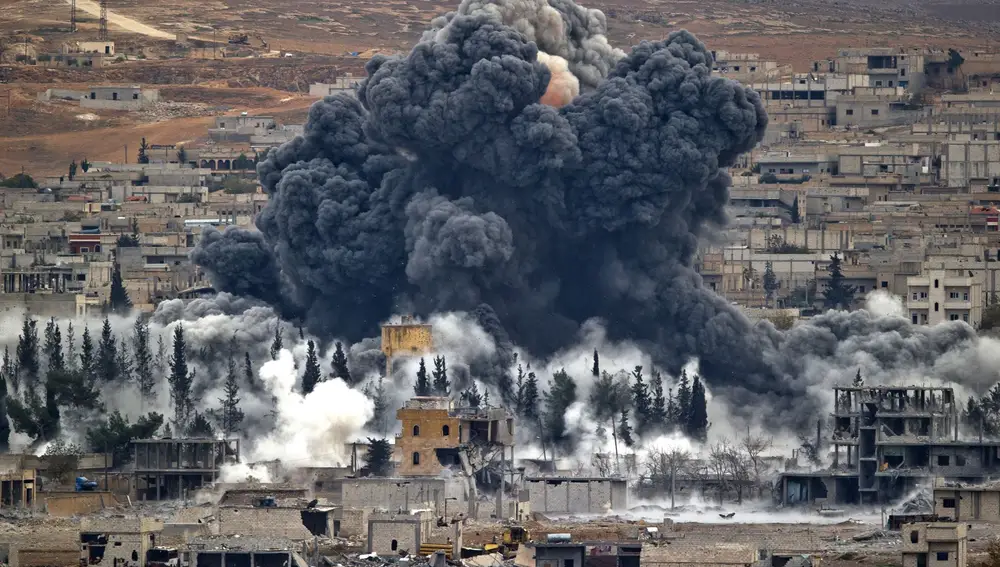 Ataque aliado sobre Kobane en lo peor de la ocupación yihadista en 2014