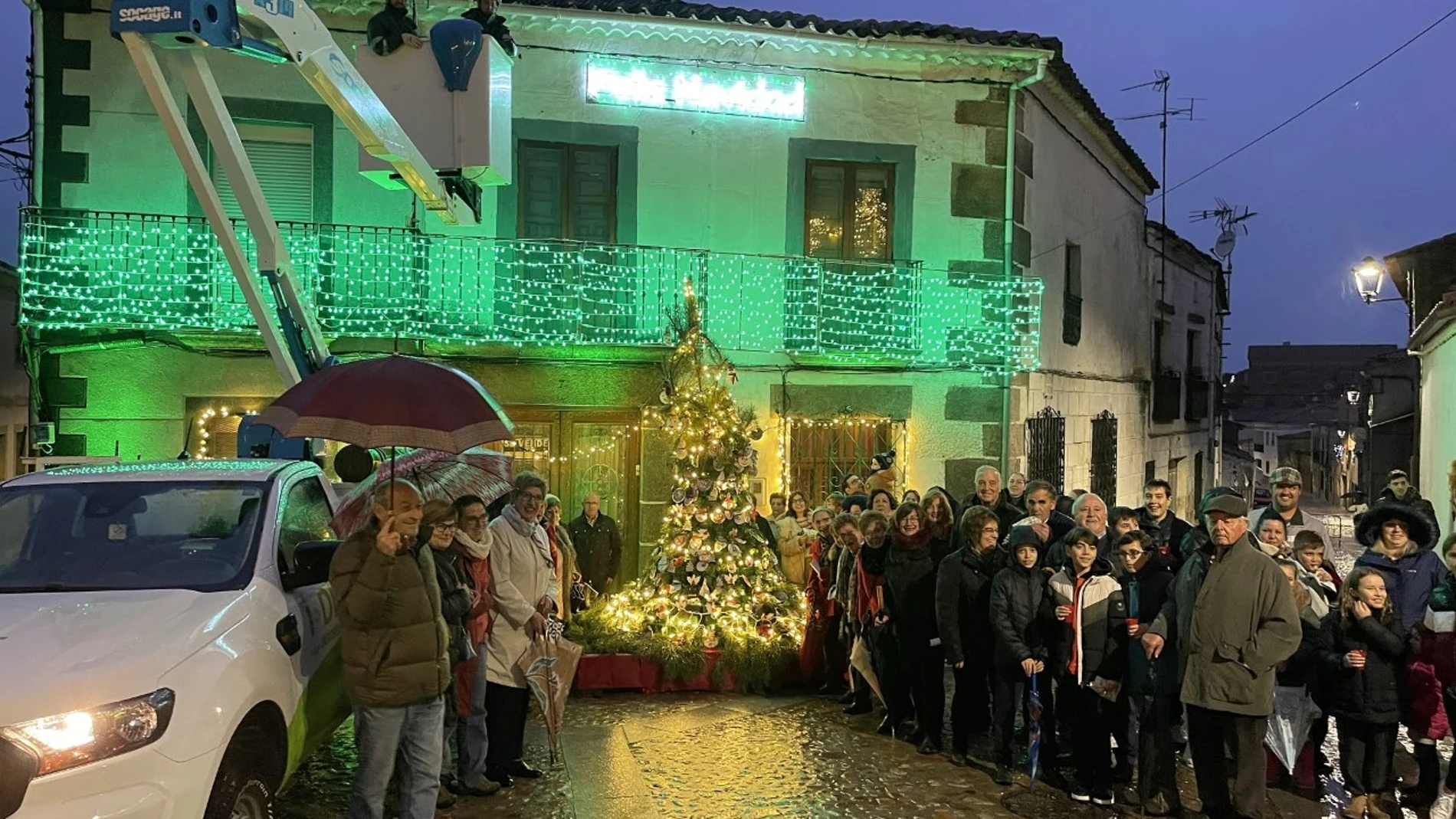 Brilla el árbol de Navidad de Damajuanas, en Fuenteguinaldo
