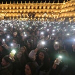 Miles de jóvenes han vuelto este jueves a convertir la Plaza Mayor de Salamanca en el lugar para despedir el año universitario, celebrando de nuevo la Nochevieja Universitaria después de que se suspendiera por la pandemia en los dos años anteriores. EFE/J.M. García