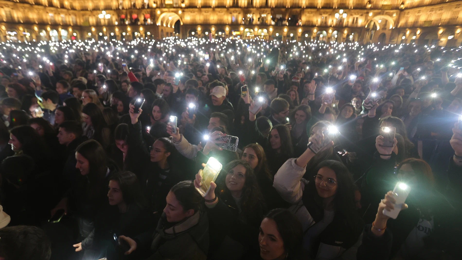 Miles de jóvenes han vuelto este jueves a convertir la Plaza Mayor de Salamanca en el lugar para despedir el año universitario, celebrando de nuevo la Nochevieja Universitaria después de que se suspendiera por la pandemia en los dos años anteriores. EFE/J.M. García