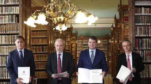 Fernández Mañueco junto a Santiago Muñoz Machado, Ricardo Rivero y Carlos García Carbayo tras firmar el acuerdo