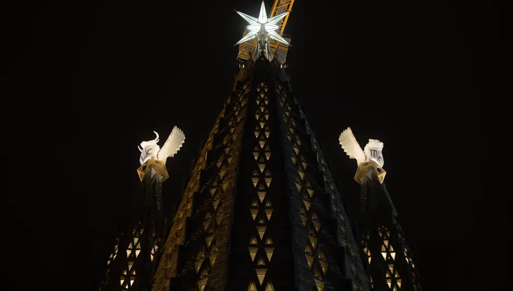 Las nuevas torres de la Sagrada Familia, Lucas y Marcos, iluminadas