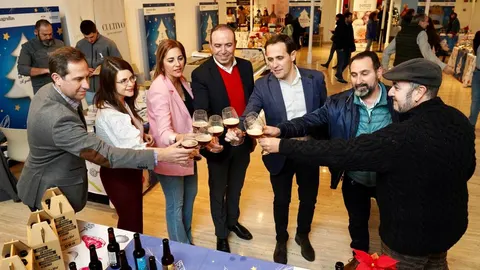 El presidente de la Diputación de Valladolid, Conrado Íscar, brinda con sus vicepresidentes y diputados en la inauguración del Mercado
