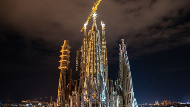 Acto de iluminación de las torres de los evangelistas Lucas y Marcos en la Basílica de la Sagrada Familia