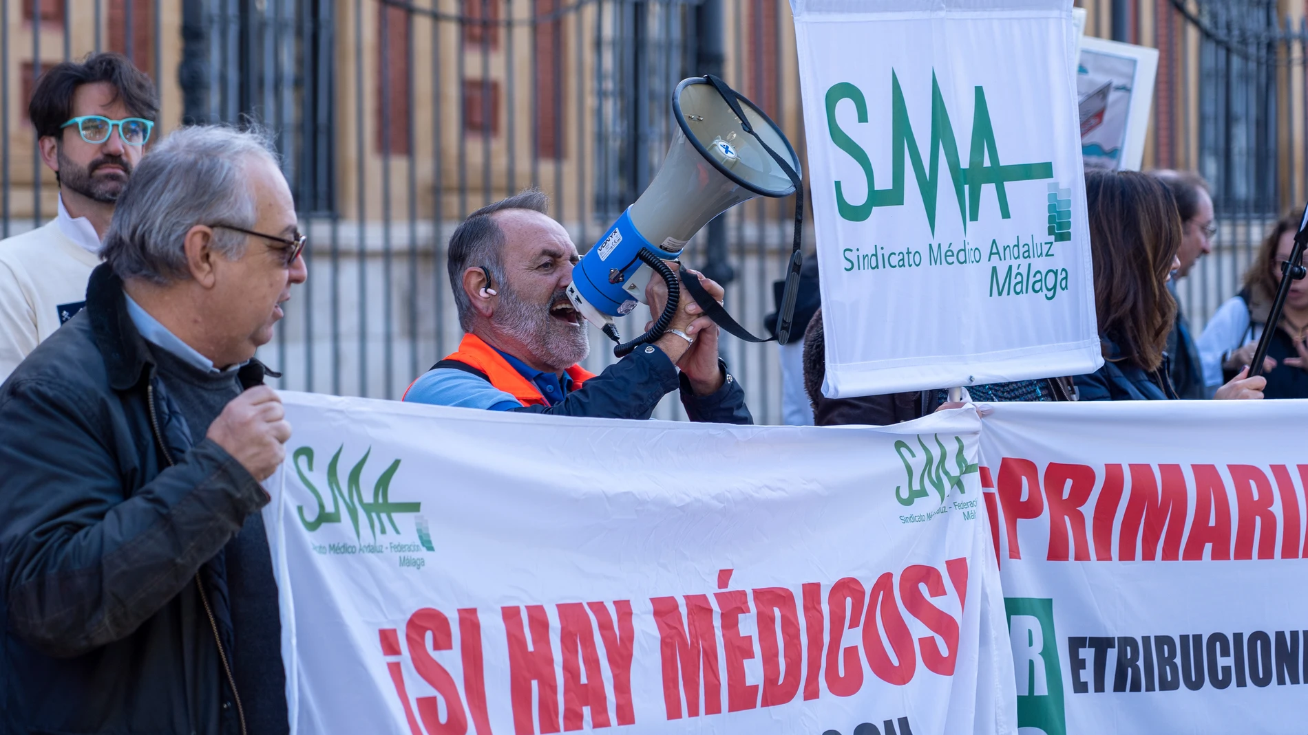 Manifestantes en la concentración a las puertas del Palacio de San Telmo