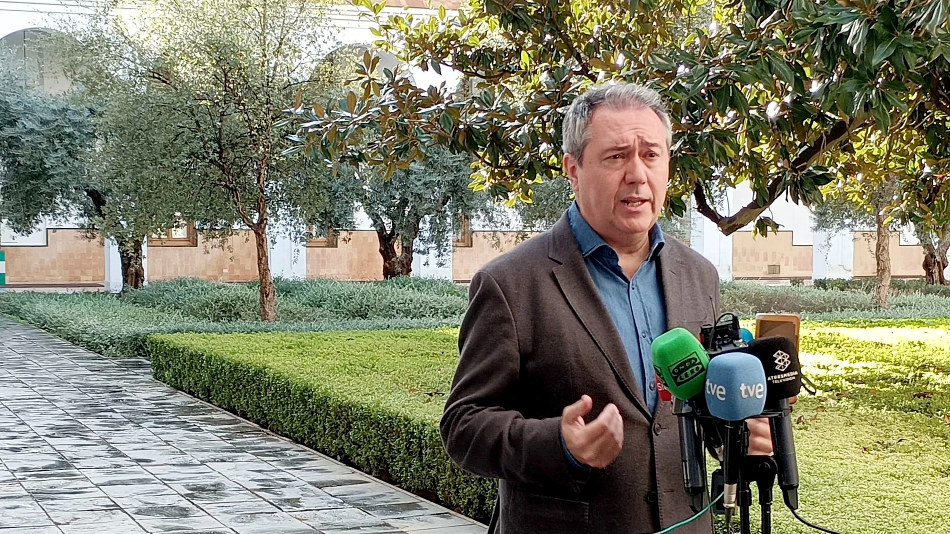 El secretario general del PSOE-A, Juan Espadas, en una atención a medios en el Parlamento andaluz