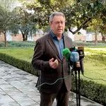 El secretario general del PSOE-A, Juan Espadas, en una atención a medios en el Parlamento andaluz