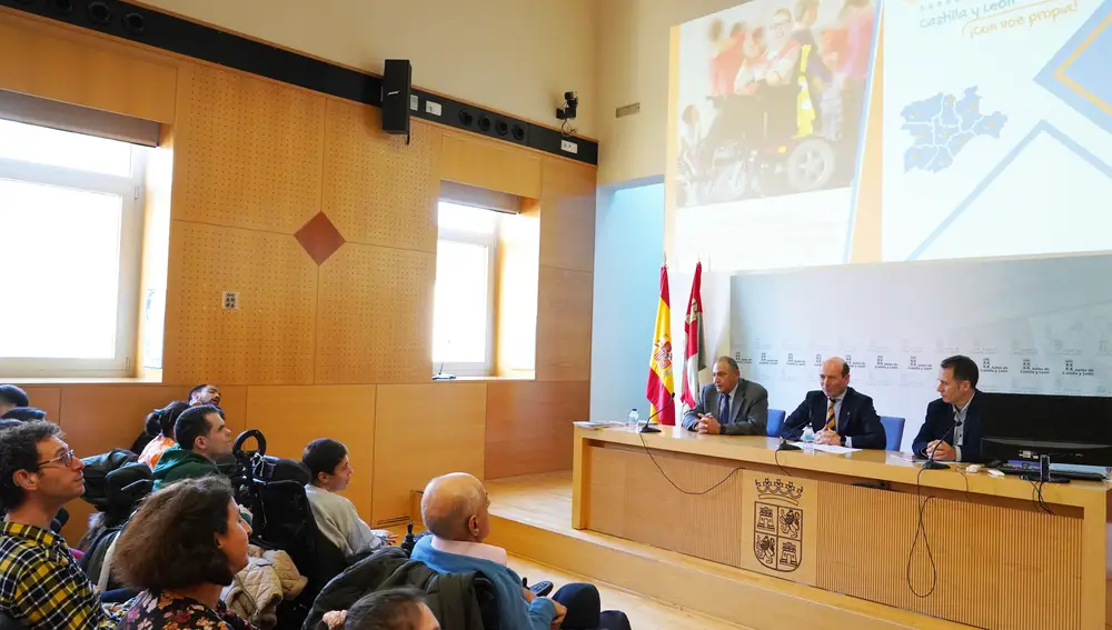 El viceconsejero de Asistencia Sanitaria, Planificación y Resultados de Salud, Jesús García-Cruces Méndez; el presidente de Aspace CyL, Jesús Alberto Martín Herrero, y el director de Centros de Aspace Salamanca, Juan José García Fernández, presentan el informe