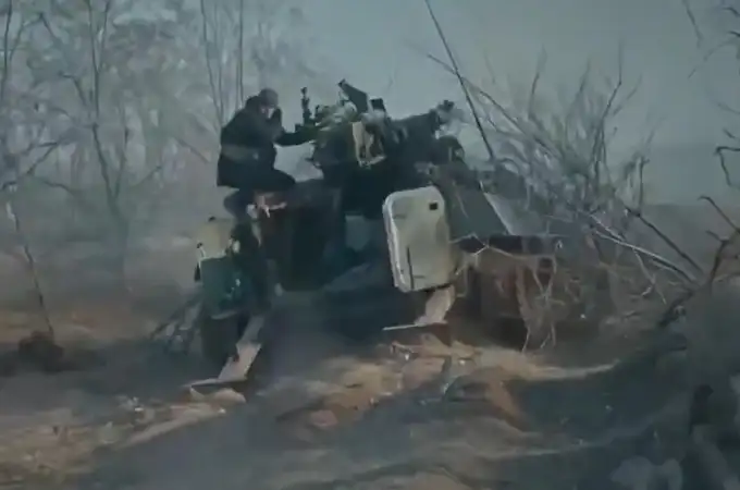 El ingenio ucraniano contra Rusia: montan un cañón antitanque sobre un vehículo blindado en la batalla por Bajmut 
