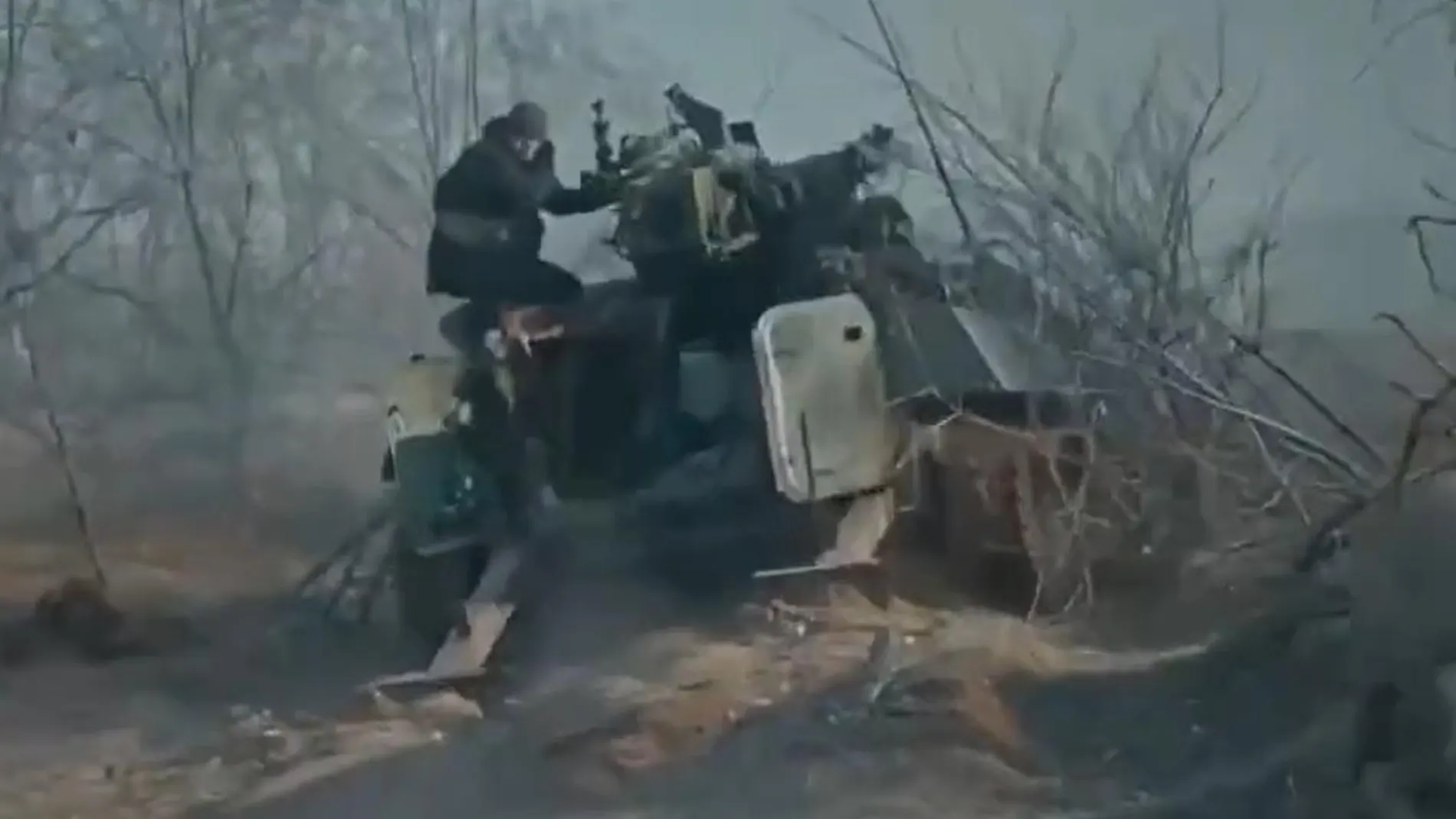 Soldados ucranianos disparan un cañón MT-12 sobre un blindao MT-LB