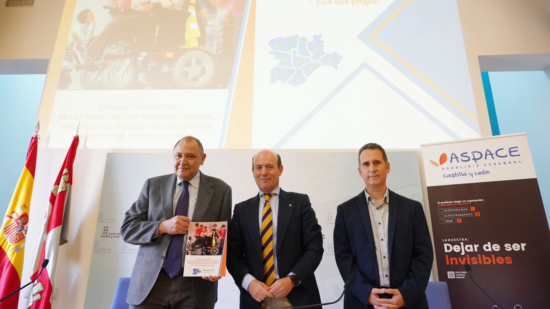 El viceconsejero de Asistencia Sanitaria, Planificación y Resultados de Salud, Jesús García-Cruces Méndez; el presidente de Aspace CyL, Jesús Alberto Martín Herrero, y el director de Centros de Aspace Salamanca, Juan José García Fernández, presentan el estudio