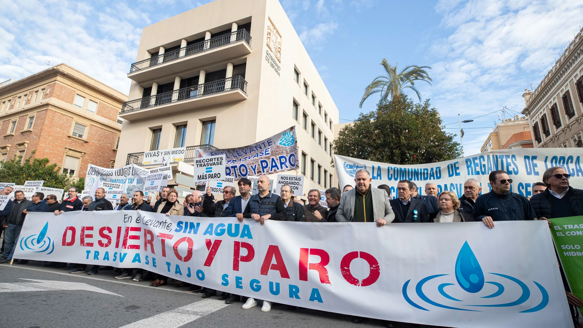 Concentración de regantes del trasvase Tajo-Segura llevada a cabo este viernes ante la sede de la Delegación del Gobierno en Murcia, para protestar por el incremento del caudal ecológico en el río Tajo, lo que afectaría gravemente a los envíos de agua al levante español. EFE/Marcial guillén