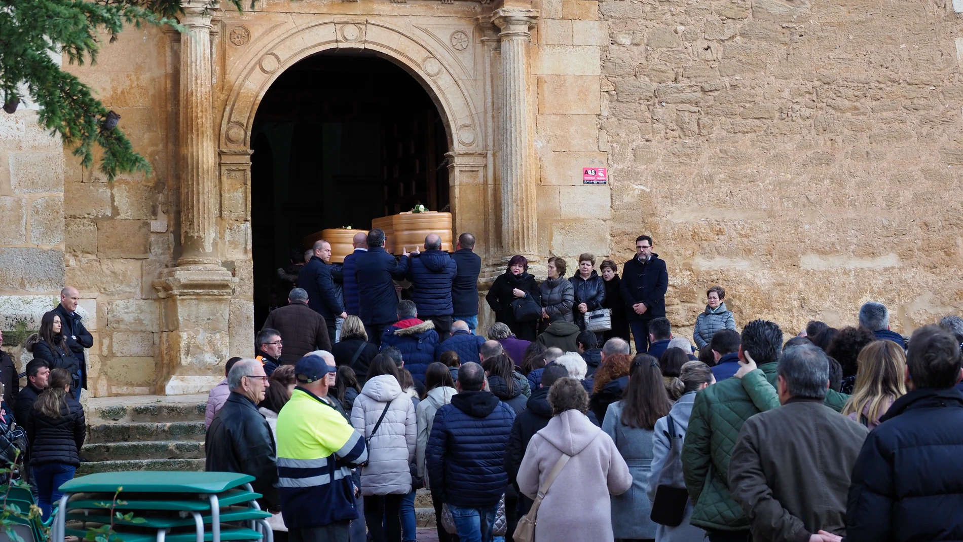 Vecinos y familiares de las niñas de 9 y 11 años asesinadas el jueves por su madre, una agente de la Guardia Civil que después de suicidó, dan el último adiós en el funeral celebrado este sábado en su memoria, en la Parroquia de San Marcos de Quintanar del Rey