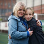 Hace una semana, el joven refugiado ucraniano Oleksandr "Sasha" (d) de 13 años recibió el regalo de su vida al reencontrarse en Córdoba con su madre tras meses separados por la guerra en su país