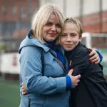Hace una semana, el joven refugiado ucraniano Oleksandr &quot;Sasha&quot; (d) de 13 años recibió el regalo de su vida al reencontrarse en Córdoba con su madre tras meses separados por la guerra en su país