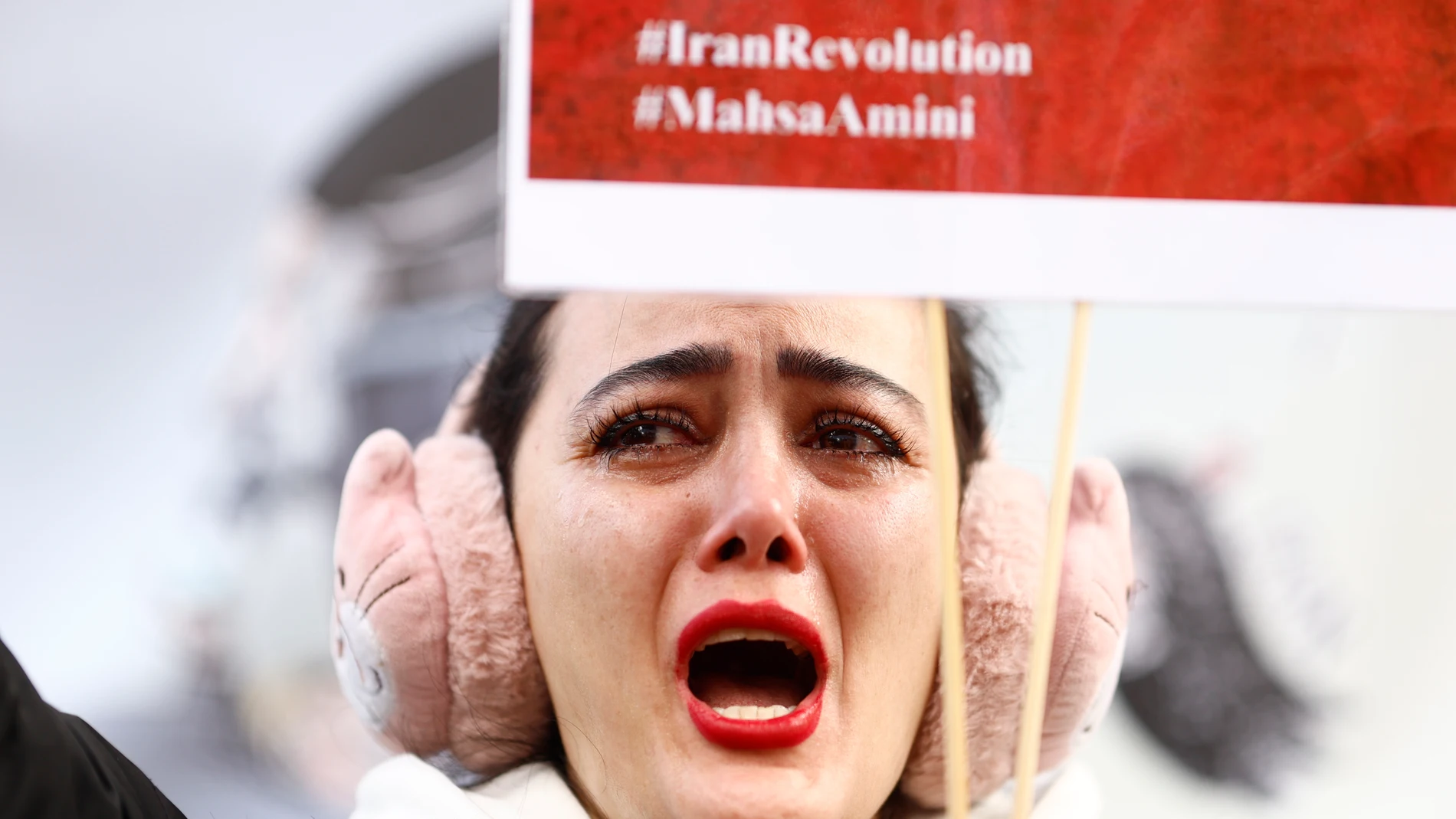 Una mujer se manifiesta en frente de la embajada de Irán este mes de diciembre en Madrid. EFE/ Rodrigo Jiménez