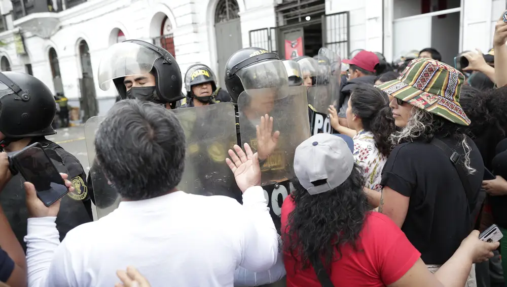 Varias personas se manifiestan durante la intervención policial a la Confederación Campesina del Perú (CCP), hoy, en Lima (Perú)