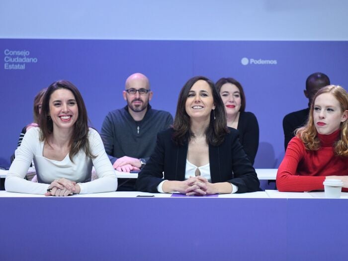 (I-D) La ministra de Igualdad, Irene Montero, la secretaria general de Podemos y ministra de Derechos Sociales y Agenda 2030, Ione Belarra, y la secretaria de Organización de Podemos y secretaria de Estado de la Agenda 2030, Lilith Vestrynge, en la reunión del Consejo Ciudadano Estatal de Podemos (CCE), en la sede del partido, a 17 de diciembre de 2022, en Madrid (España). El CCE se ha reunido para debatir la situación política actual, hacer balance del año y abordar los retos del próximo ciclo electoral.17 DICIEMBRE 2022;PODEMOS;POLÍTICA;REUNIÓN;CCE;BALANCA;ANUAL;RETOS;CICLO ELECTORALFernando Sánchez / Europa Press17/12/2022