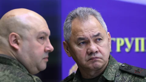 El máximo comandante militar ruso en Ucrania, el general Sergei Surovikin, y el ministro de Defensa ruso, Serguéi Shoigu, asisten a la reunión con el presidente ruso, Vladimir Putin