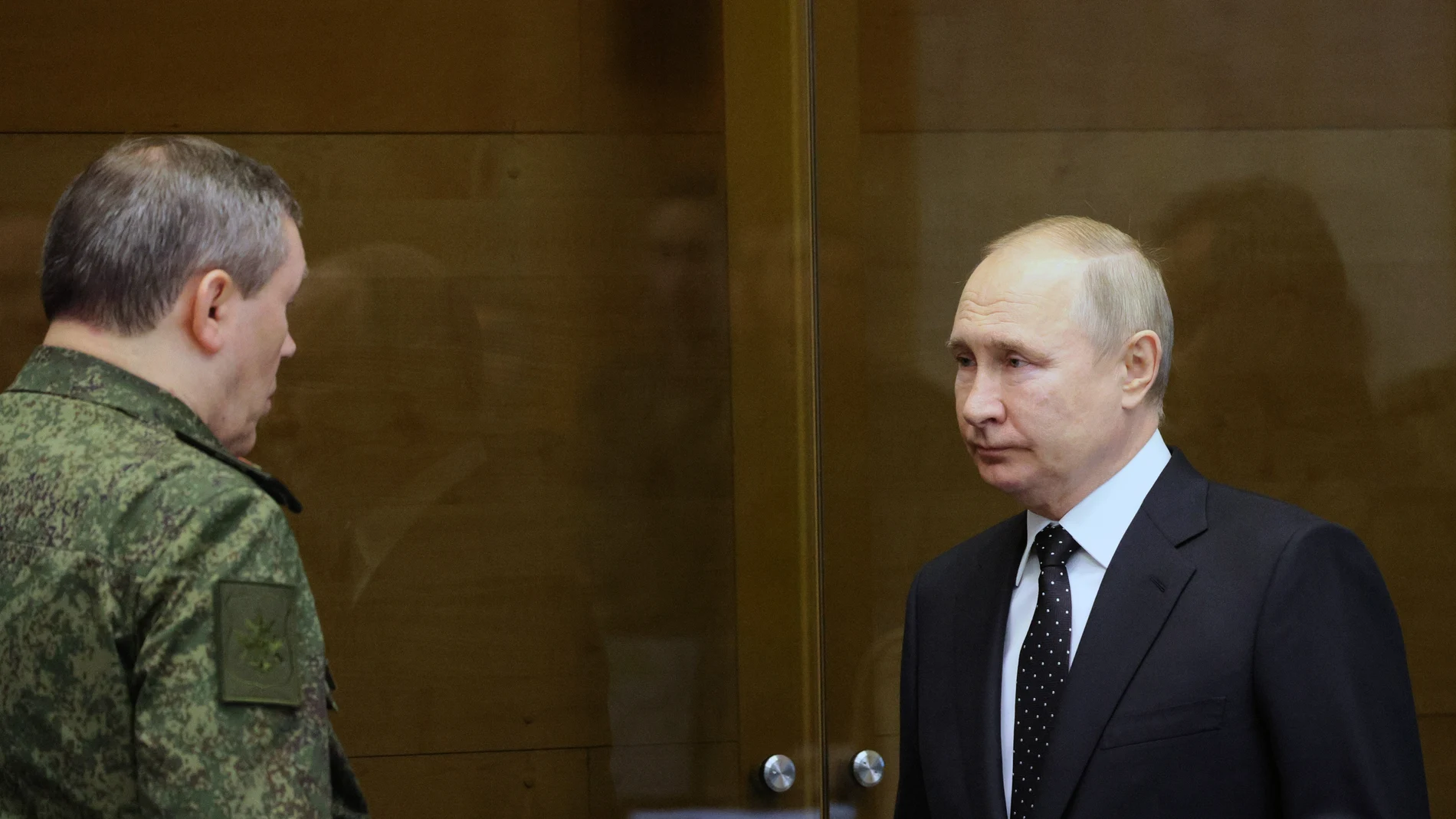 El presidente ruso, Vladimir Putin, escucha al jefe del Estado Mayor ruso, Valery Gerasimov, mientras visita al Estado Mayor conjunto de las tropas que participan en la operación militar de Rusia este sábado