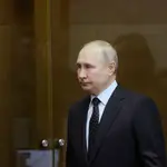 El presidente ruso, Vladimir Putin, escucha al jefe del Estado Mayor ruso, Valery Gerasimov, mientras visita al Estado Mayor conjunto de las tropas que participan en la operación militar de Rusia este sábado