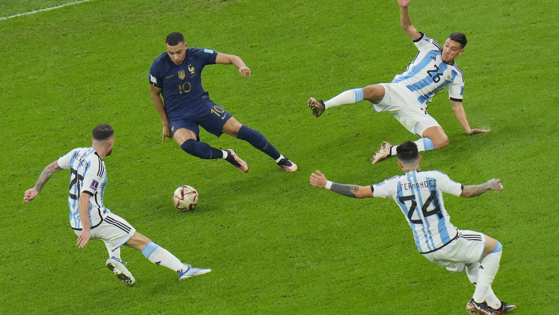 Kylian Mbappe trata de marcharse de tres rivales en la final del Mundial