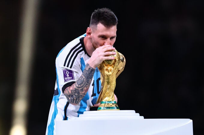 Messi pudo besar esta noche el trofeo Jules Rimet y celebrar al fin su primer Mundial de fútbol. Tom Weller/dpa