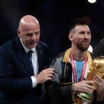 Messi, con el trofeo de la Copa del Mundo junto a el presidente de la FIFA y el Emir de Qatar