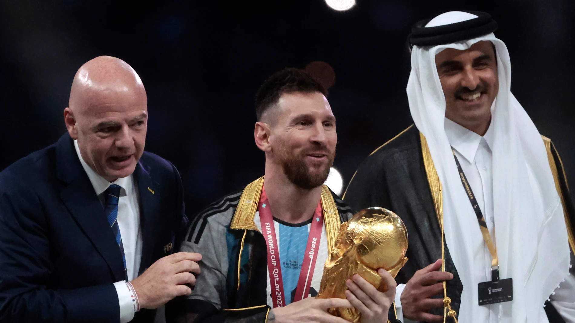 Messi, con el trofeo de la Copa del Mundo junto a el presidente de la FIFA y el Emir de Qatar