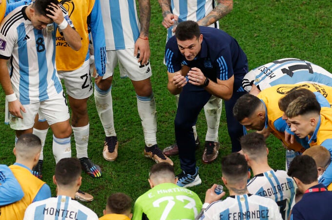 El seleccionador de Argentina, Lionel Scaloni, habla con sus futbolistas antes de los penaltis