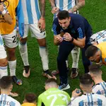 El seleccionador de Argentina, Lionel Scaloni, habla con sus futbolistas antes de los penaltis