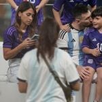Lionel Messi, sentado junto a su mujer y uno de sus hijos después de ganar la final del Mundial