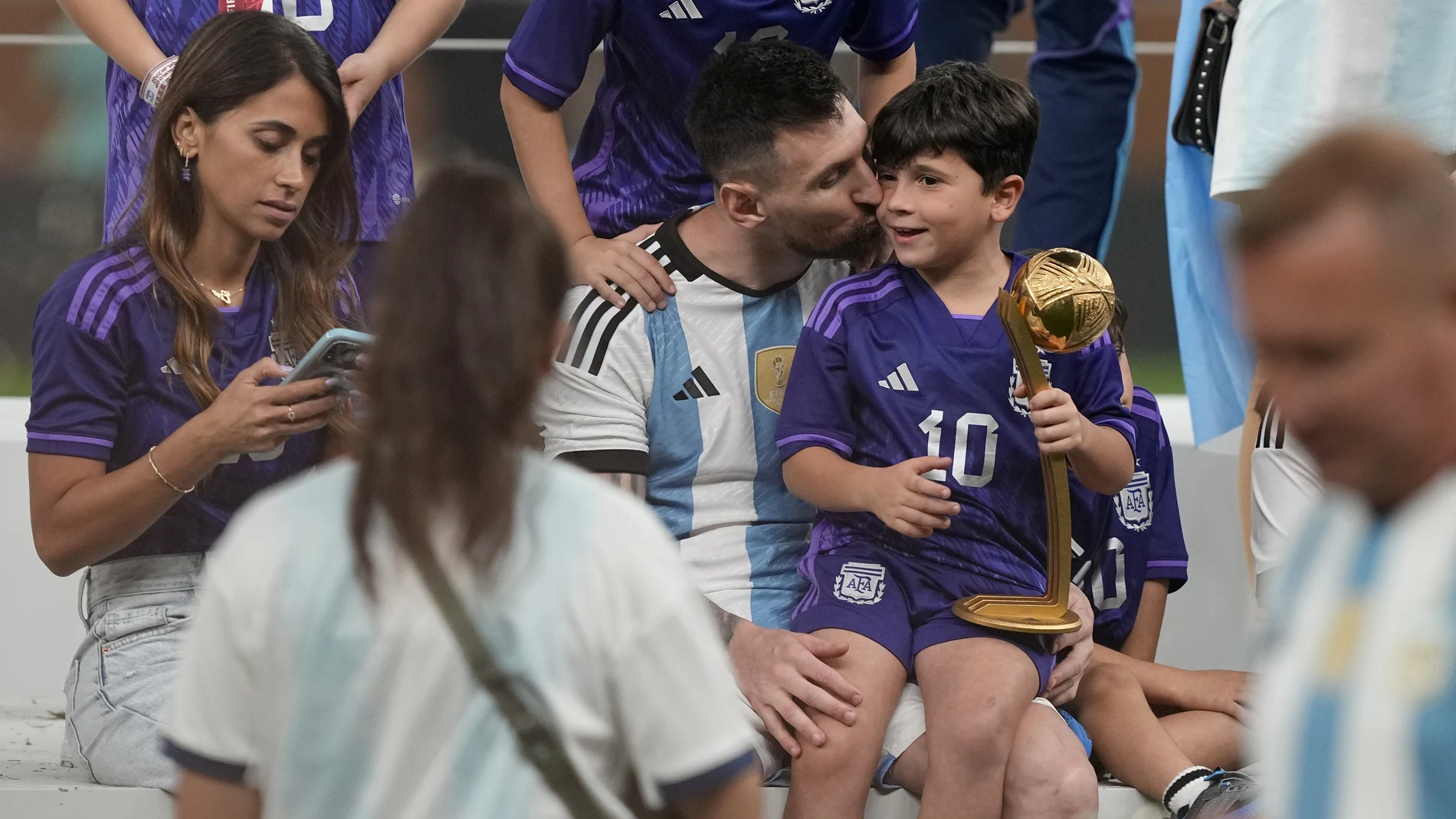 Lionel Messi, sentado junto a su mujer y uno de sus hijos después de ganar la final del Mundial
