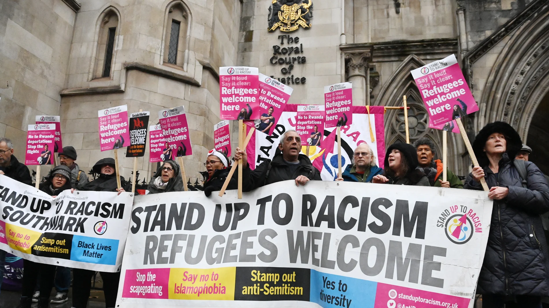 Miembros de la ONG Levántate contra el Racismo protestan ayer en Londres contra el fallo judicial