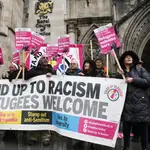 Miembros de la ONG Levántate contra el Racismo protestan ayer en Londres contra el fallo judicial