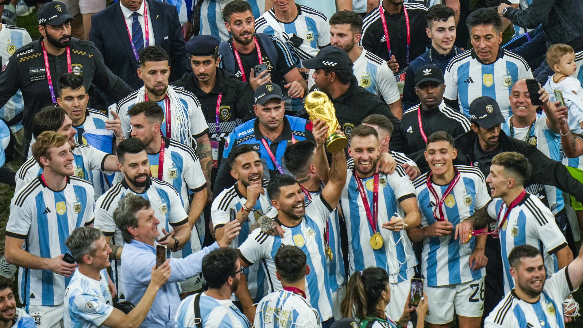 El Kun Aguero levanta la copa del Mundo