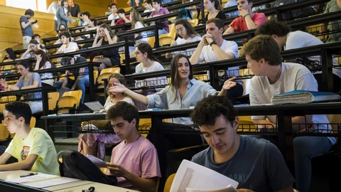 Estudiantes en el Inicio de la Prueba de la EBAU en la Facultad de Odontologia de la UCM DE Madrid