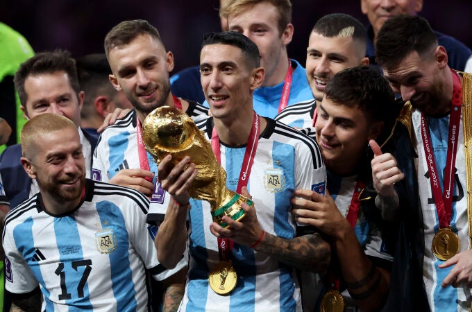 La selección argentina levantando la Copa del Mundo