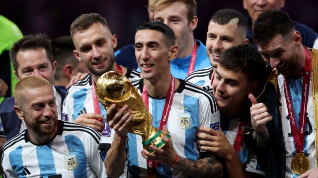 La selección argentina levantando la Copa del Mundo