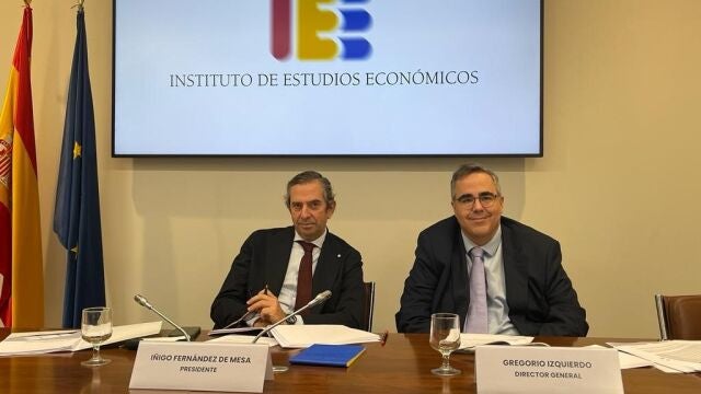 El presidente del Instituto de Estudios Económicos, Íñigo Fernández de Mesa, y su director general, Gregorio Izquierdo, presentan el Informe semestral de Coyuntura Económica titulado “La ralentización, principal riesgo para 2023”