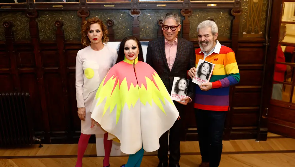 La diseñadora Agatha Ruiz de la Prada, la cantante Alaska, el presentador Boris Izaguirre y el diseñador Lorenzo Caprile, durante la presentación del libro &quot;Mi historia&quot; en el Ateneo de Madrid